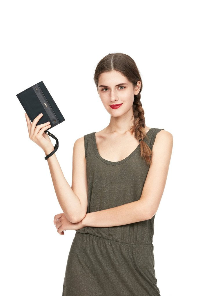 Load image into Gallery viewer, Pacsafe RFIDSafe Clutch Wallet Black
